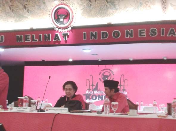 Edi Purwanto menunjukkan kontribusinya dalan Kongres PDIP di Bali. Edi terpilih mendampingi Megawati untuk memimpin sidang kongres.